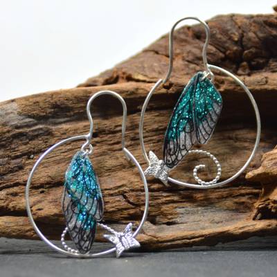 Handgemachte Creolen aus Sterling Silber mit grünen Glitzer-Feenflügel