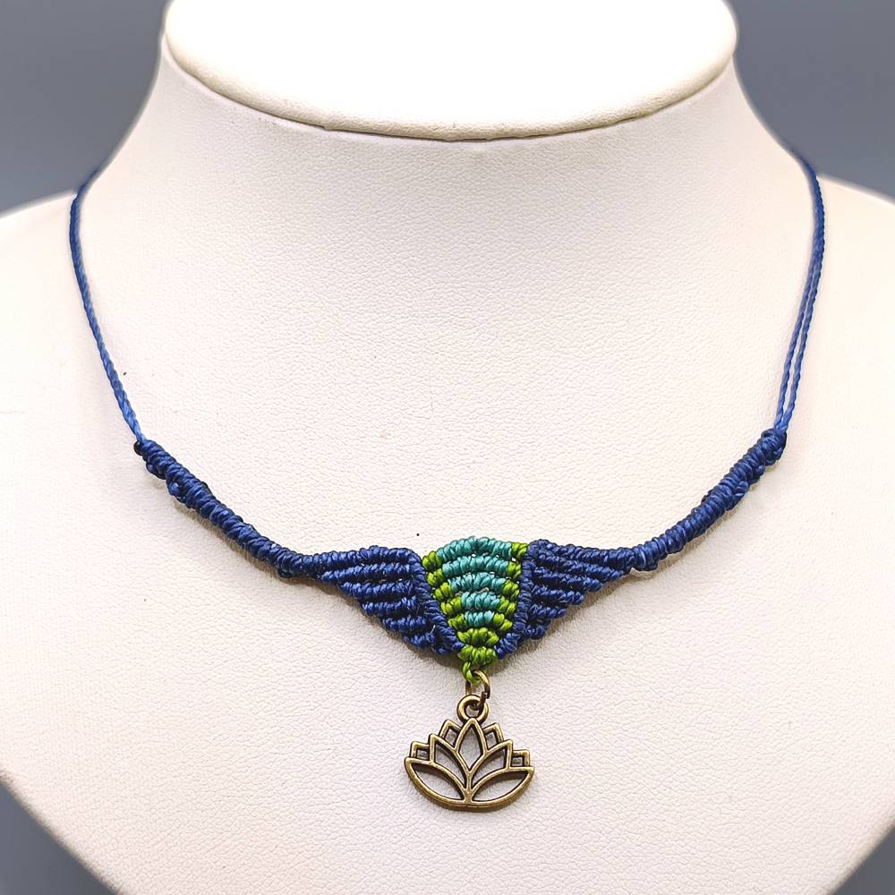 Makramee Kette in dunkelblau mit Akzenten in grün und türkis mit bronzefarbenem Anhänger Lotusblüte Bild 1
