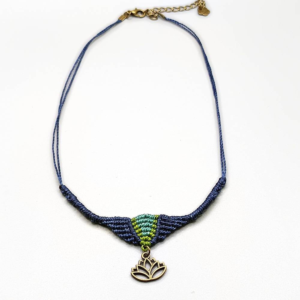 Makramee Kette in dunkelblau mit Akzenten in grün und türkis mit bronzefarbenem Anhänger Lotusblüte Bild 2