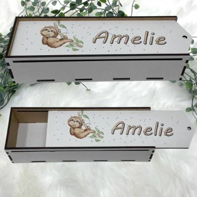 Stiftebox aus Holz personalisiert | Geschenk Einschulung| Federmäppchen Stifte Etui | Stifthalter Faultier
