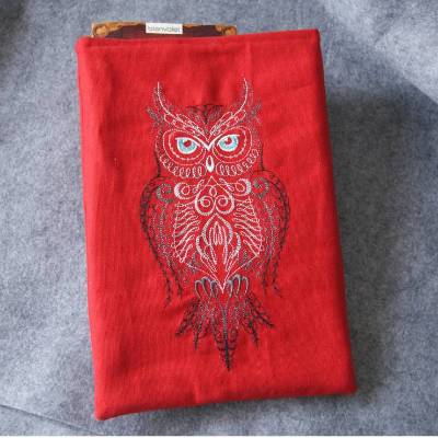 Buchhülle, Buchtasche mit Stickerei in Weiß und Grau auf Rot
