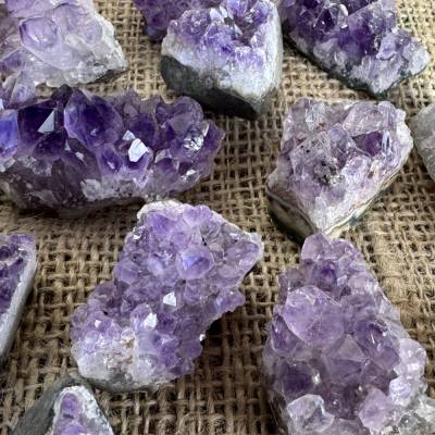 Amethyst Stein:Entdecke die magische Kraft des violetten Heilsteins für innere Ruhe,Schutz und spirituelles Wachstum