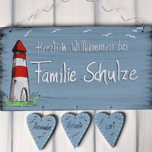 Türschild personalisiert mit Leuchtturm – Maritimes Familienschild mit Herzanhänger und Namensgravur als Hochzeitsgeschenk