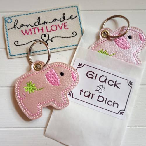 Glücksschweinchen Anhänger Glücksbringer gestickt auf Kunstleder, Schwein Schlüsselanhänger Taschenbaumler Geschenk Prüf