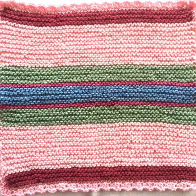 Babypuppendecke handgestrickt mit einer Muschelkante umhäkelt von Hobbyhaus