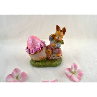 Sitzender Hase mit rosa Osterei