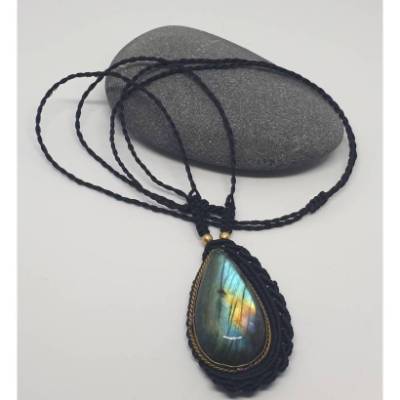 Makramee-Kette mit asymetrischem Labradorit-Anhänger – Handgefertigtes Unikat