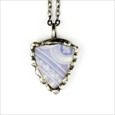 Zartvioletter Anhänger aus einer gefundenen Porzellanscherbe, nachhaltiger Schmuck, upcycling, Geschenk
