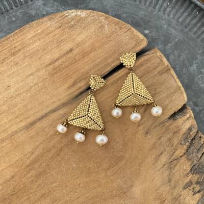 Extravaganter Boho Ohrschmuck in Gold mit Süßwasserperlen – Handgemachte Statement Ohrstecker