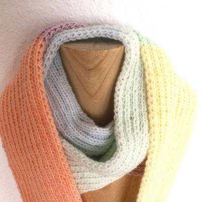 Schal mit Blockstreifen in Pastelltönen handgestrickt von Hobbyhaus