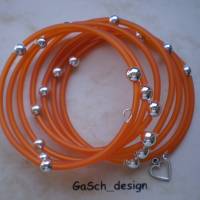 Armreifen * Spiralarmband * PVC Schlauch und Metallicperlen, orange mit silberfarben