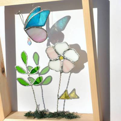 Sonnenfänger - Wandbild - Holzrahmen mit Blume, Gras und Schmetterling aus Buntglas mit Glaskristall