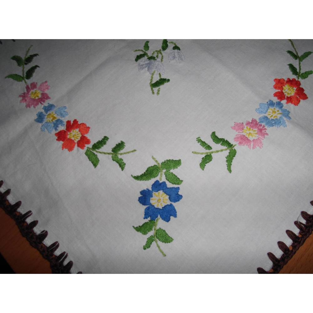 Vintage Osterdecke mit handgestickten Ostermotiven Mitteldecke weiß Vintage aus den 1970er Jahren