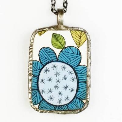 Blauer Blütenanhänger aus Porzellanscherbe, nachhaltiger Schmuck, upcycling, 60er Jahre retro, Unikat