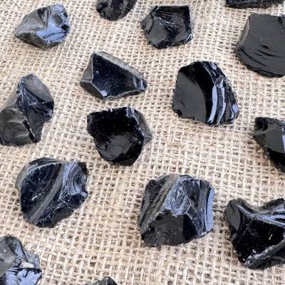 Schwarzer Obsidian als Obsidian Heilstein: Wasserstein für Edelsteinwasser & Energiearbeit