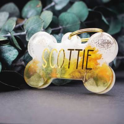 Personalisierte Hundemarke aus Resin – Knochenform, wetterfest, mit Glitzer & Baumdesign