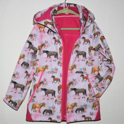 Softshelljacke Pferdefreunde, rosa mit Pferdemotiven, Innen rosa, mit Reißverschluß und Taschen, Kapuze Gr. 104-140