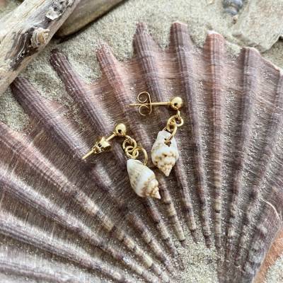 Kugel-Ohrstecker „Beach“ 2.0 - Goldfarbene Kugel-Ohrstecker aus Edelstahl mit gemusterter Meeresschnecke