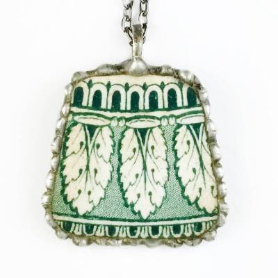 Grün gemusteter Anhänger aus einer gefundenen Keramikscherbe, nachhaltiger Schmuck, upcycling, Geschenk