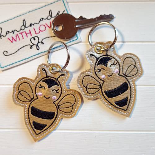 Biene Schlüsselanhänger gestickt auf Kunstleder gold vegan, Anhänger Rucksack Taschenbaumler Geschenk Imker