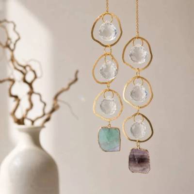 Suncatcher mit Fluorit – Kristall Sonnenfänger, Lichtfänger im Boho-Stil, Feng Shui Deko zum Hängen
