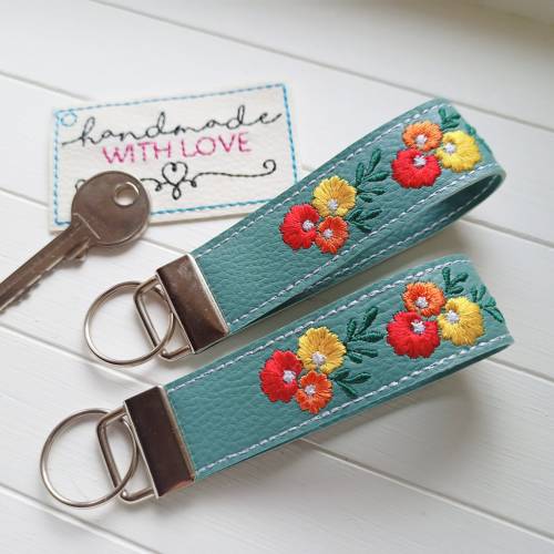 Schlüsselband Blumen gestickt mint Kunstleder, veganer Schlüsselanhänger Geschenk Gärtner