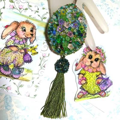 Ornament Anhänger oliv grün lila Unikat Perlenstickerei handgemacht Prunkei pompös handmade Wohndeko