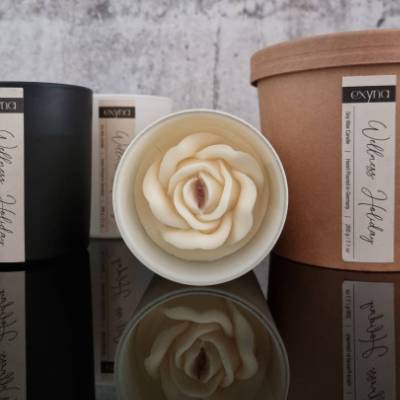 Rose Blume Kerze - Wellness Holiday - Kokos, Jasmine und Rose -  Sojawachs Duftkerze mit Holzdocht - 280ml