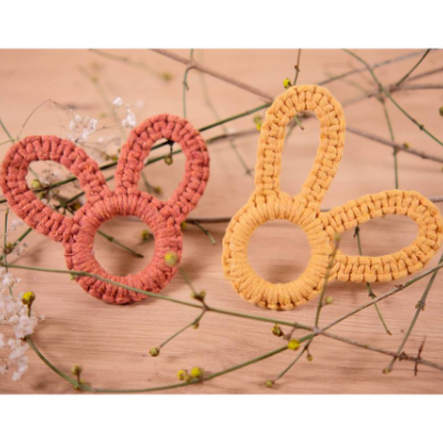 Verspielte Makramee Hasenohren als Osterdeko oder Serviettenring | Geschenkidee aus Baumwolle