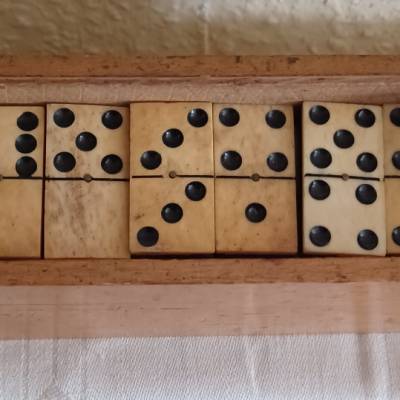 Antikes Domino-Spiel aus Bein und Holz – 28 Steine in Buchenholzkiste, Anfang 20. Jh.