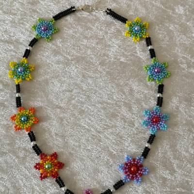 fröhliche Blumenkette in Regenbogen