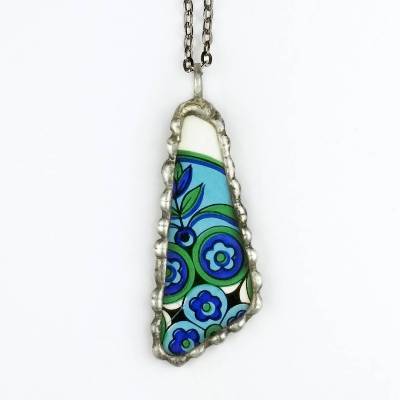 Blauer länglicher Blütenanhänger aus Porzellanscherbe, nachhaltiger Schmuck, upcycling, 60er Jahre retro, Unikat