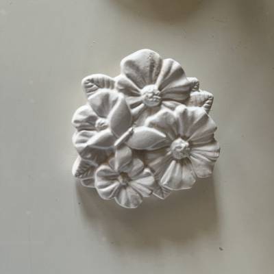 Blumen mit Schmetterling -  Gipsfigur ca. 6cm zum selber Bemalen mit Anhänger - Geschenkanhänger Blumenstecker Duftstein