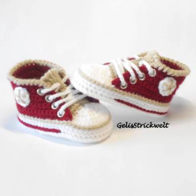 weinrot gehäkelte Babyturnschuhe für Neugeborene als perfektes Babygeschenk und für werdende Eltern