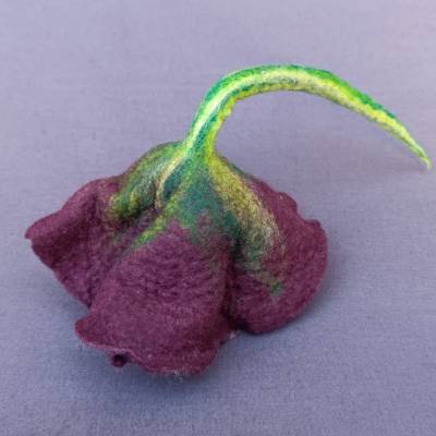 BLÜTE FILZ/KUNSTBLUME, Naturmaterial Wolle, Aubergine/Grün, Handarbeit, Einzigartig, Dekorationsartikel & 
