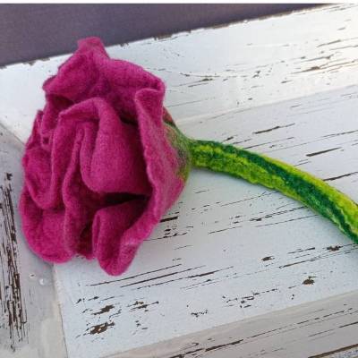 BLÜTE FILZ/KUNSTBLUME, Naturmaterial Wolle, Dunkelrosa/Grün, Handarbeit, Einzigartig, Dekorationsartikel &