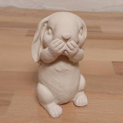 Niedlicher Osterhase in Cremeweiß
