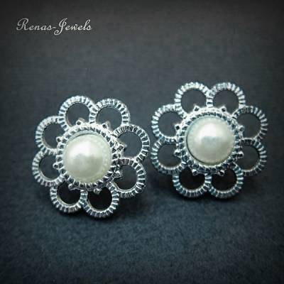 Ohrstecker Blume cremeweiß silberfarben mit Perle – Blumen Ohrringe handgefertigt