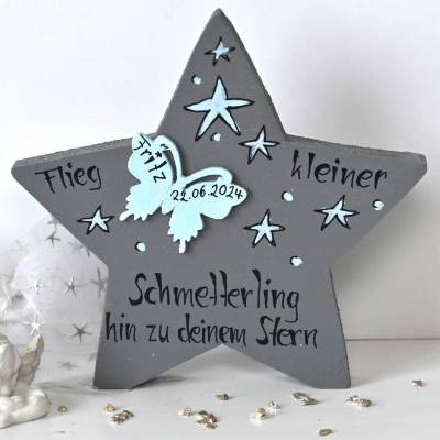 Personalisiertes Sternenkind Andenken – Handbemalter Holzstern mit Name & Schmetterling