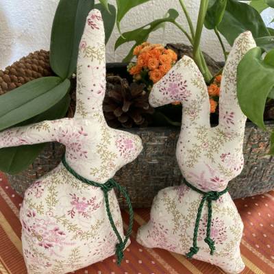 Hasenpaar aus schönem Blusenstoff, genähte Hasen im Set für Frühjahrs- und Osterdekoration