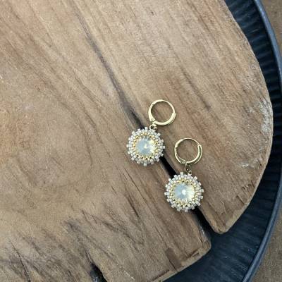 Handgefertigter Ohrschmuck aus japanischen Perlen – elegante, feminine Ohrringe in Beige, Sand & Gold