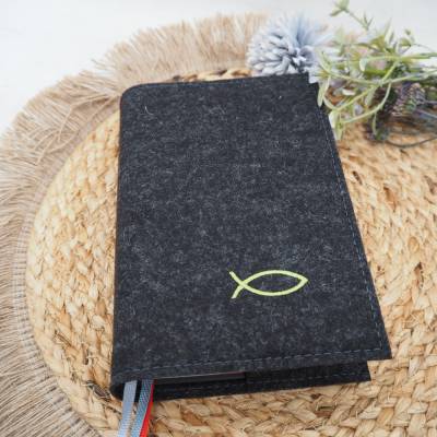 Gotteslobhülle aus Wollfilz bestickt – personalisiert mit Namen & Maßanfertigung
