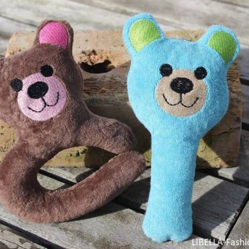 Greifling & Rassel Stickdatei ITH Bär 13x18 Babyspielzeug Teddy