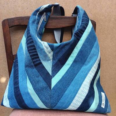 Blaue Schultertasche aus Jeansstreifen mit Reißverschluss, Upcycling