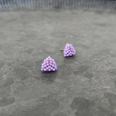 Dreieckohrstecker aus Miyuki Delicas – handgefertigter Ohrschmuck in Flieder, lila und hellviolett