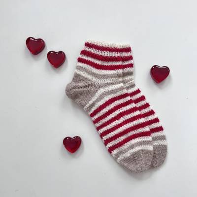 VERSANDFERTIG! Sneakersocken Gr. 38/39 aus Sockenwolle – Streifen in Rot, Warmweiß & Beige | zimtblüte