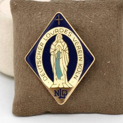 Abzeichen  Nadel Brosche Raute Deutscher Lourdes Verein Köln Metall Goldfarbe Glasiert Religiös Kirche 