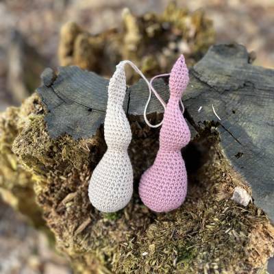 Frühlingsdeko Hase Anhänger Gelb beige braun rosa Osterhase Osterdekoration gehäkelt aus Baumwolle 16cm hoch