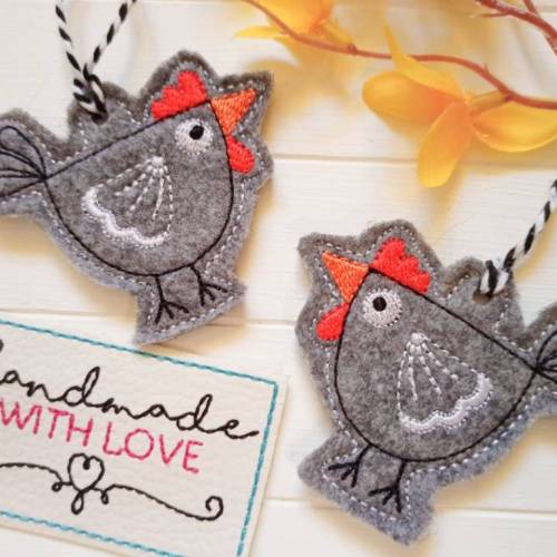 2er Set Hühner Anhänger Filz Osterdeko gestickt, Osterstrauch Dekoration Henne Huhn Geschenk Hühnerhalter