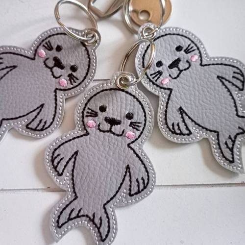 Seehund Schlüsselanhänger Robbe – Bestickter Taschenbaumler aus Kunstleder, Geschenk zur Einschulung & viele Anlässe